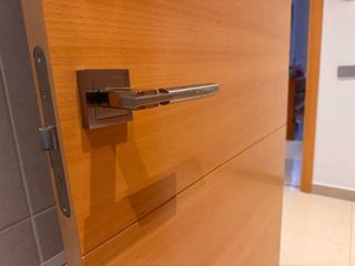 Puerta de madera natural