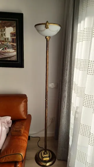 Lámpara de pie dorada y blanca