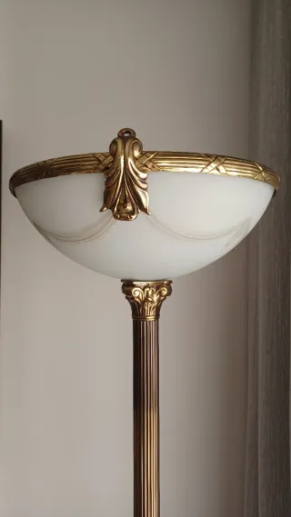 Lámpara de pie dorada y blanca