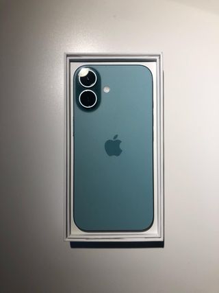 iPhone 16 color verde + caja y funda original