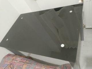 mesa de cristal negro, hierro