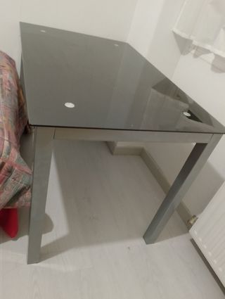 mesa de cristal negro, hierro