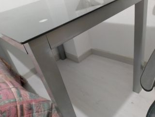 mesa de cristal negro, hierro