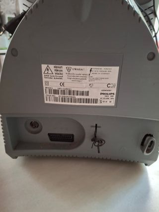 Televisor Philips antiguo con mando
