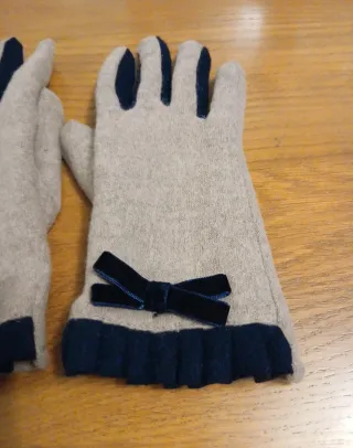 Guantes beige y azul con lazo