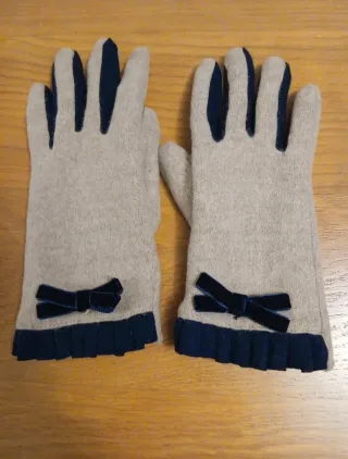 Guantes beige y azul con lazo