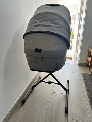 Capazo y pie Inglesina Aptica