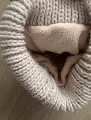 Gorro de lana beige con pompón