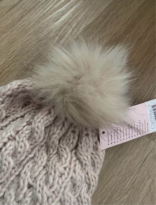 Gorro de lana beige con pompón