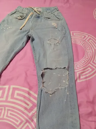 Pantalón vaquero chico desgastado