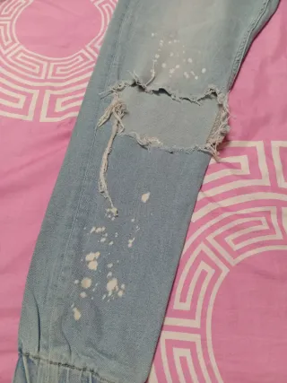 Pantalón vaquero chico desgastado