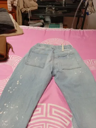 Pantalón vaquero chico desgastado
