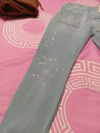 Pantalón vaquero chico desgastado