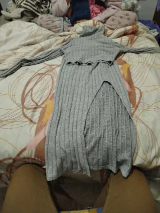 Conjunto gris de punto con abertura