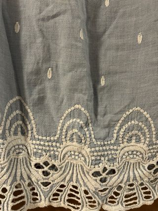 Blusa Oliver azul y blanca bordada