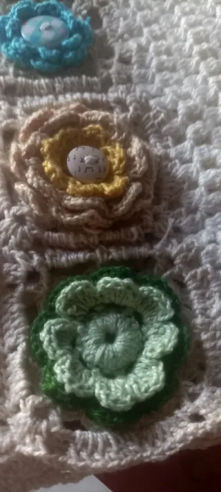 Bufanda tejida a mano con flores