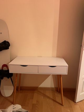 Escritorio blanco con patas de madera