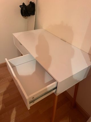 Escritorio blanco con patas de madera