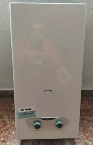 Calentador de gas Ariston blanco