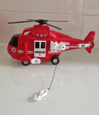 Helicóptero de juguete rojo con gancho