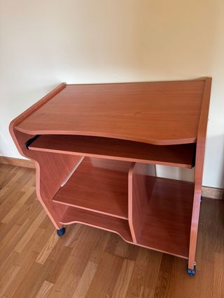 Escritorio de madera con ruedas
