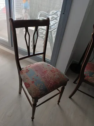 Sillas de comedor de madera con tapizado floral