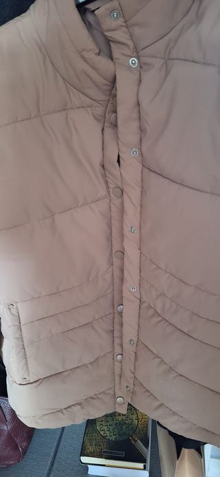 Chaqueta acolchada camel