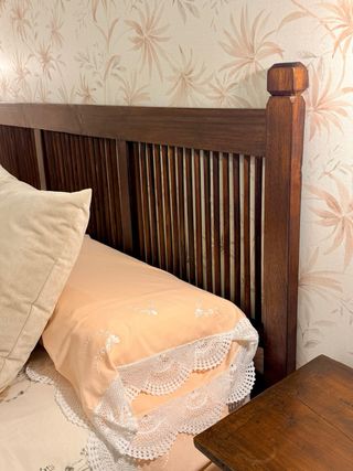 SE VENDE CABECERO Y 2 MESILLAS