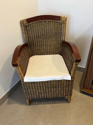 Sillón de fibra natural y madera