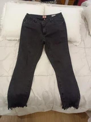 Pantalón vaquero negro desgastado
