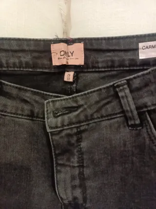 Pantalón vaquero negro desgastado