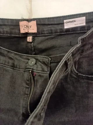 Pantalón vaquero negro desgastado