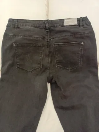 Pantalón vaquero negro desgastado