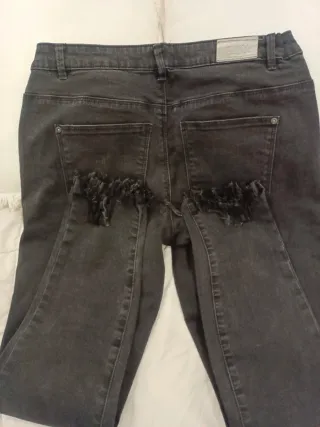 Pantalón vaquero negro desgastado