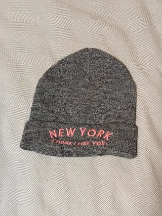 Gorro New York diseño gris y rosa.