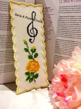 Segnalibro ricamato fiore giallo nota musicale
