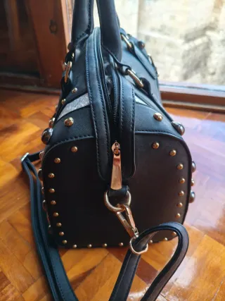 Bolso negro con detalles plateados