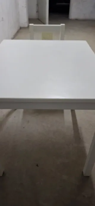 Mesa y silla infantil blanca