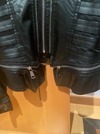 Cazadora polipiel negra efecto piel