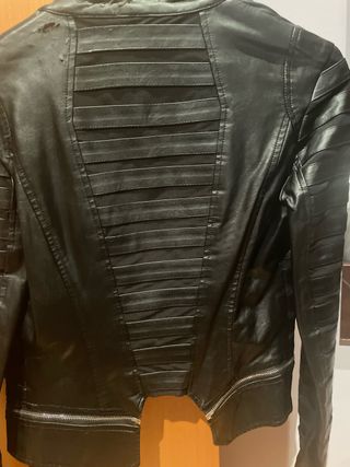 Cazadora polipiel negra efecto piel