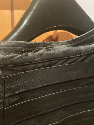 Cazadora polipiel negra efecto piel