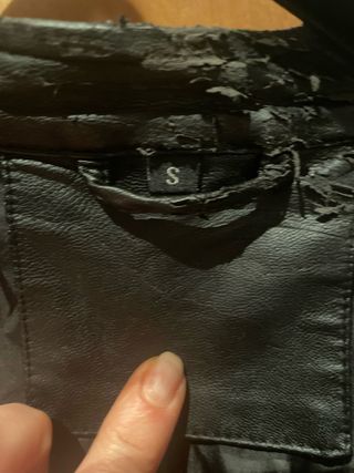 Cazadora polipiel negra efecto piel