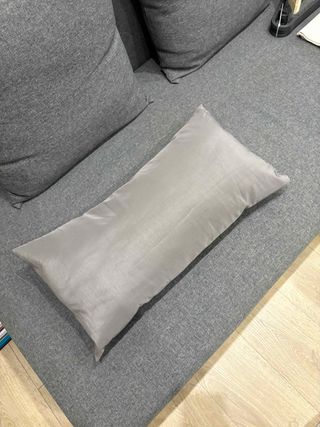 Cojín rectangular gris de tela IKEA