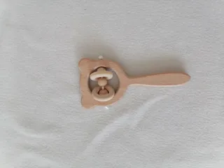 Sonajero de madera para bebé