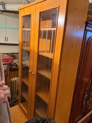 Vitrina de madera con puertas de cristal