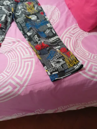 Pantalones con estampado de periódico