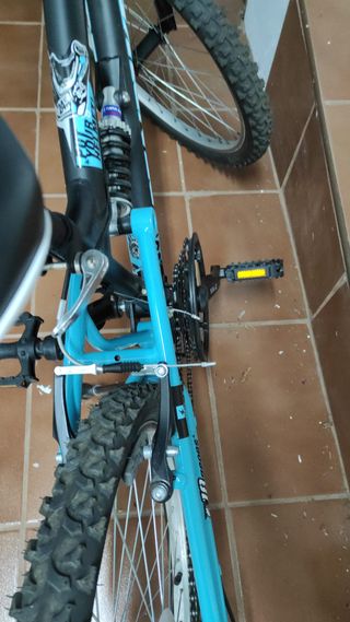 Bicicleta juvenil negra y azul