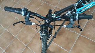 Bicicleta juvenil negra y azul