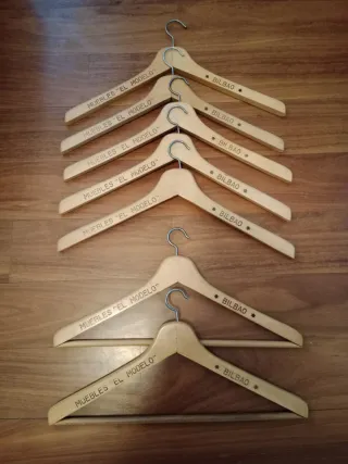 Lote de perchas de madera