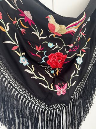 Mantoncillo Crespón Negro Multicolor.